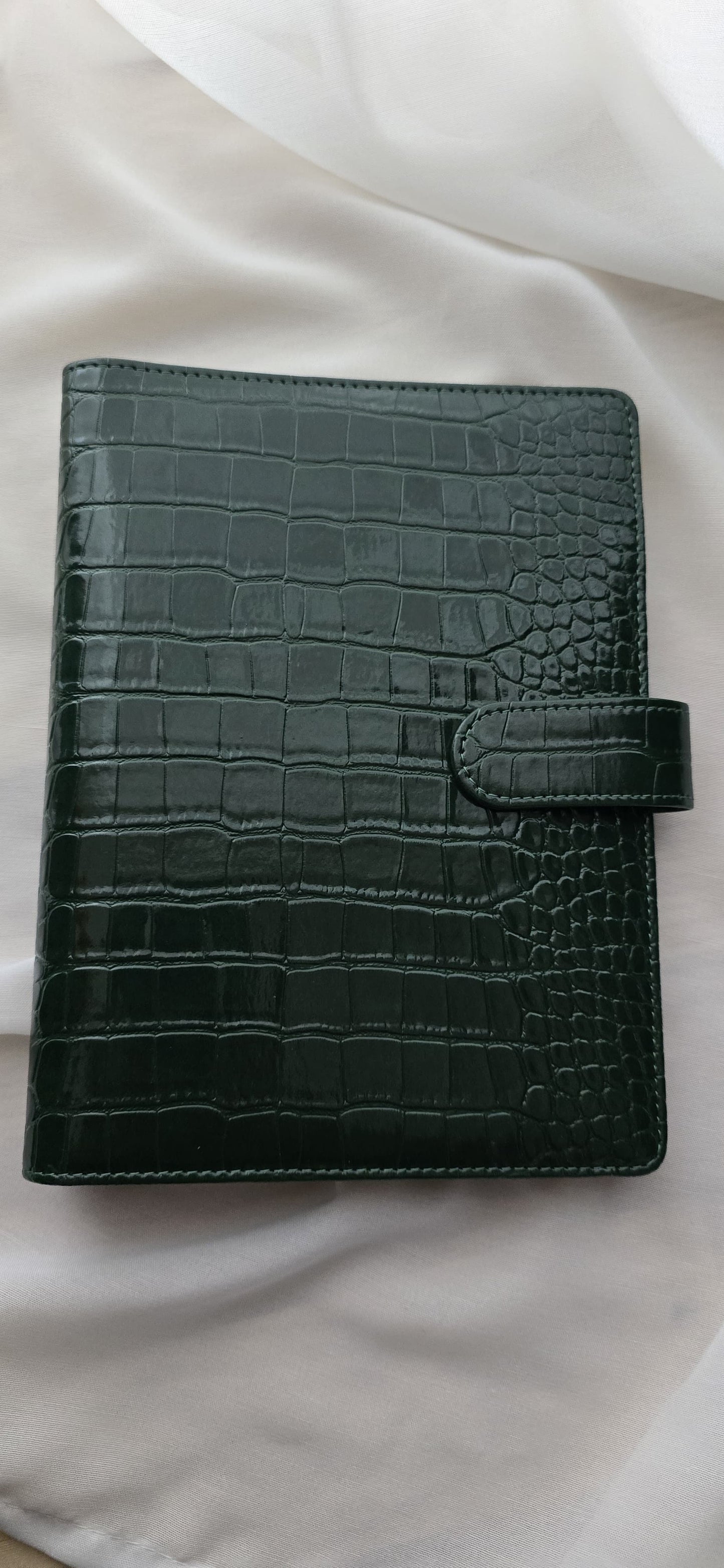 Grüner Binder mit Krokodilmuster